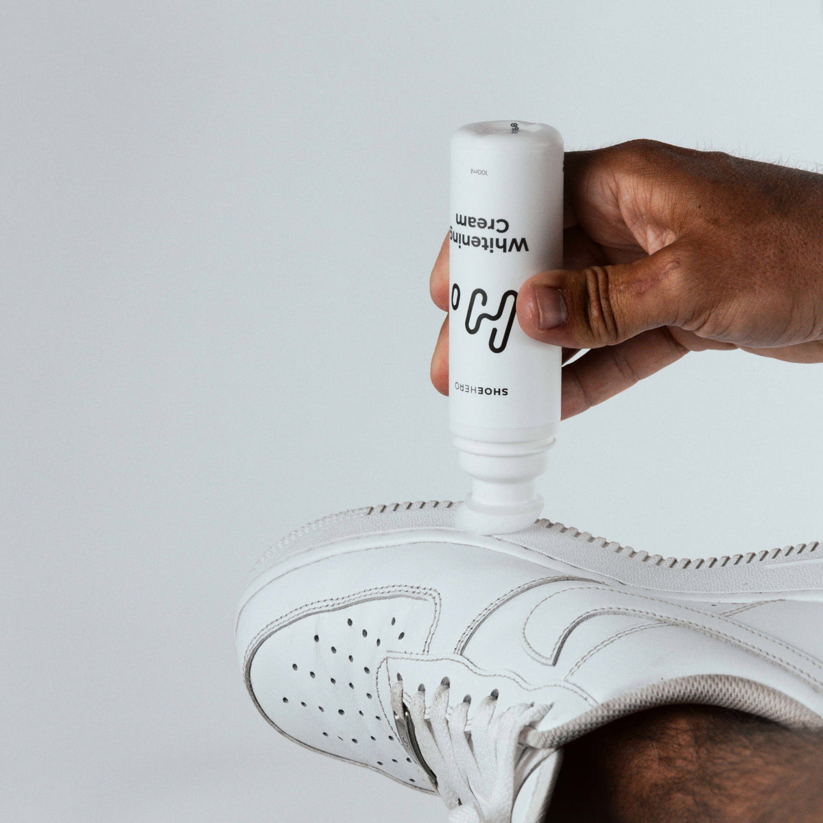 Vita sneakers före och efter behandling med Whitening Cream
