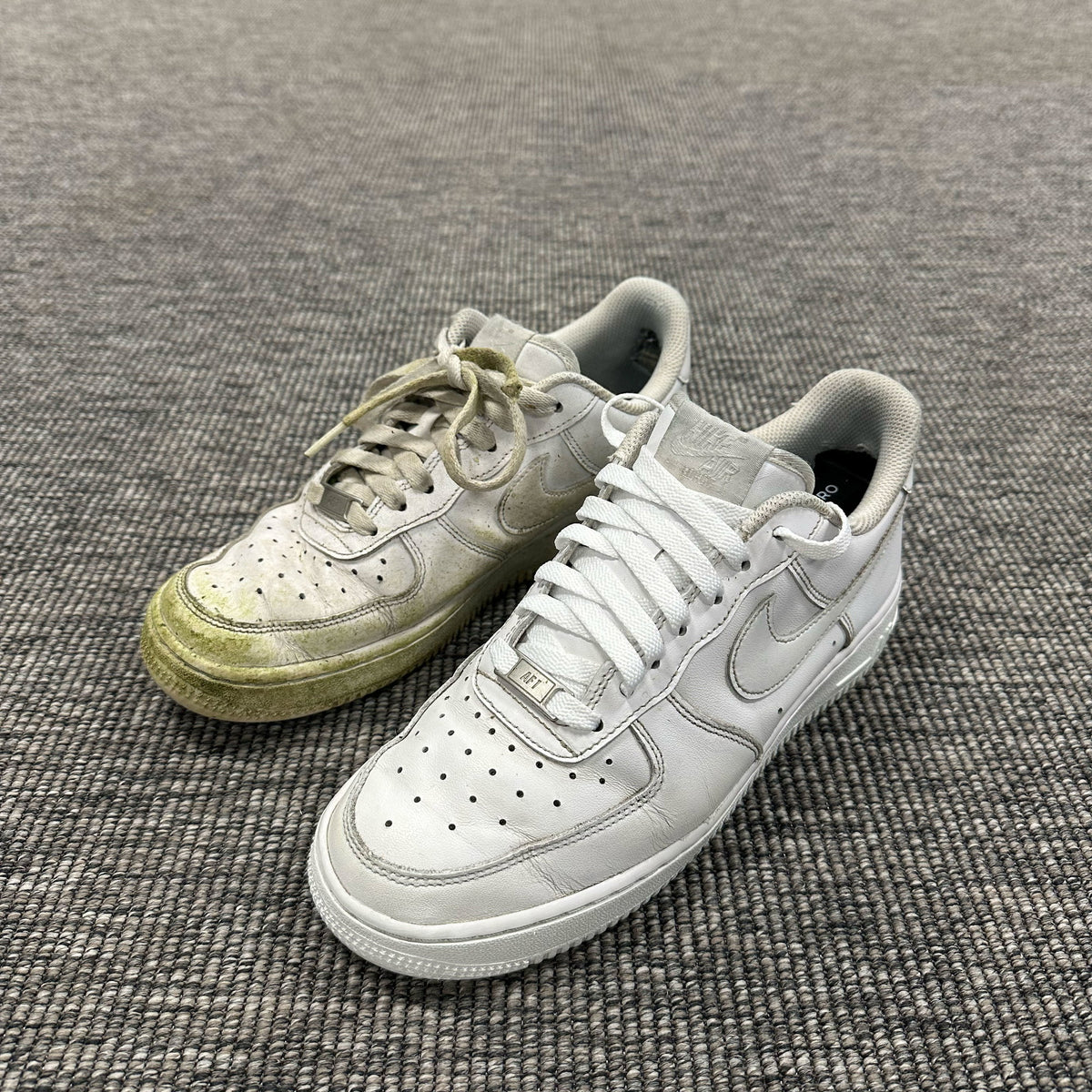 Vita Air Force 1 sneakers rengörs med kitets produkter