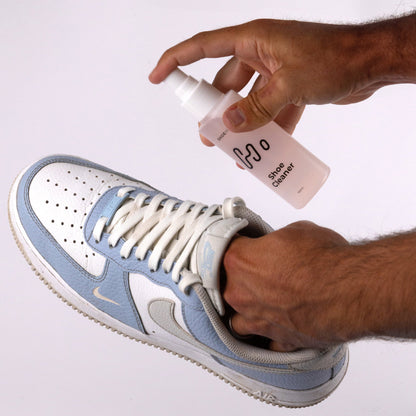 Shoe Cleaner används för att rengöra vita sneakers med borste