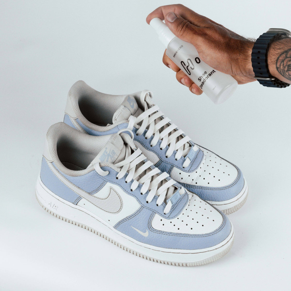 Shoe Deodorant sprayas in i en sneaker mot fotsvettslukt