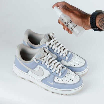 Shoe Deodorant sprayas in i en sneaker mot fotsvettslukt
